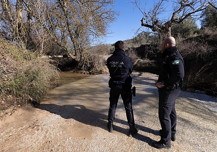 La lluvia abundante y la suciedad arrastrada desbordó el arroyo de Íllora por el que cruzó Adrián